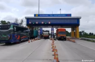 Suasana beberapa kendaraan yang tengah melewati Gerbang Tol Kayuagung. (Foto: halaman resmi Hutama Karya)