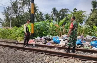 Petugas saat meninjau lokasi rel Kereta Api yang bertumpukan sampah. (Foto: Humas KAI Divre II Sumbar)