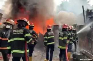 Damkar Padang padamkan api di gudang rongsokan dan bengkel, Lubuk Begalung. (Foto: Damkar Padang)