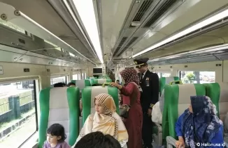 Suasana di salah satu gerbong Kereta Api Divre II Sumbar ramai saat petugas menyapa penumpang. (Foto: Humas KAI Sumbar)