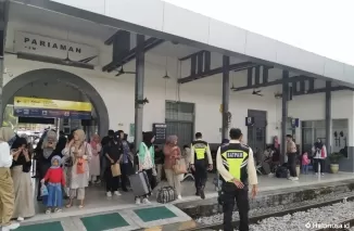 Suasana di salah satu stasiun Kereta Api di Sumbar, ramai dipenuhi penumpang. (Foto: Humas KAI Divre II)