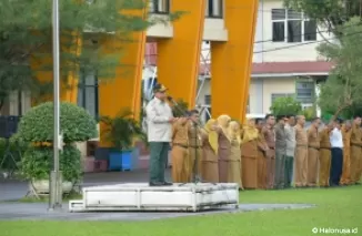 Sekretaris Daerah Kabupaten Agam, Drs. H. Edi Busti, M.Si, pimpin Apel Gabungan di Halaman Kantor Bupati Agam. (Foto: Facebook Agam Media Center)