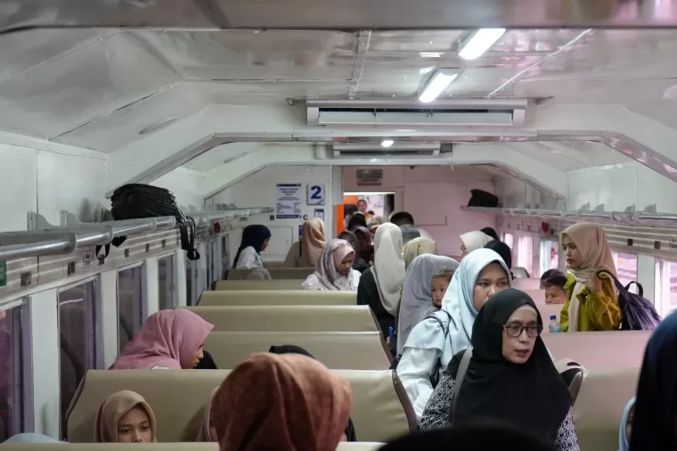 Suasana di dalam salah satu gerbong kereta api sumbar, ramai dengan penumpang. (Foto: Humas KAI Divre II)