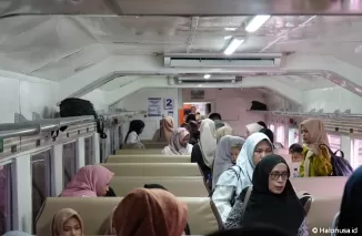 Suasana di dalam salah satu gerbong kereta api sumbar, ramai dengan penumpang. (Foto: Humas KAI Divre II)