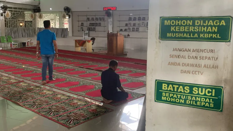 Beberapa orang masyarakat hendak melakukan shalat di Mushalla KBPKL Kota Padang. (Foto: Rezi Anwar/TribunPadang)