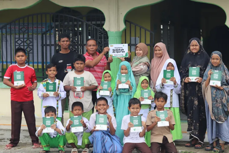 Dompet Dhuafa Singgalang salurkan sedekah Alquran untuk santri di Mushalla Jannatunnaim Lubuk Lintah, Kelurahan Anduring, Kota Padang, Kamis 7 Maret 2025. (Foto: Istimewa)