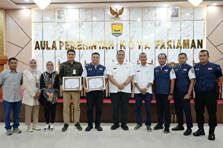 Penyerahan penghargaan oleh Pemko Pariaman kepada PT. KAI Divre II Sumbar. (Foto: dok. KAI Divre II)