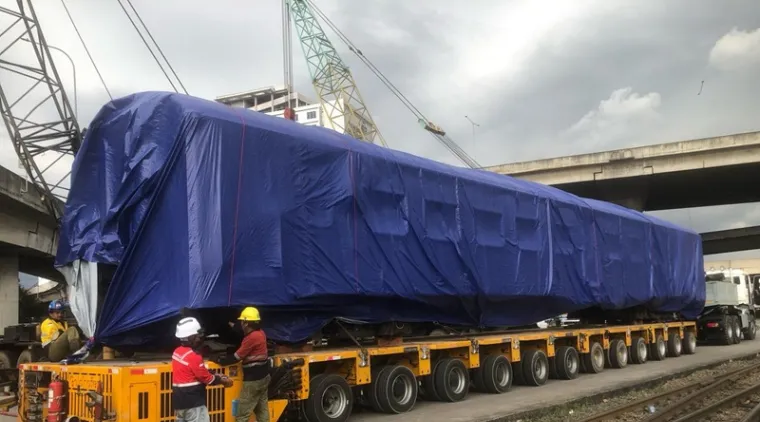 Petugas tengah memproses pengiriman salah satu rangkaian kereta Api dari Jawa ke Sumbar. (Foto: dok. KAI Divre II)