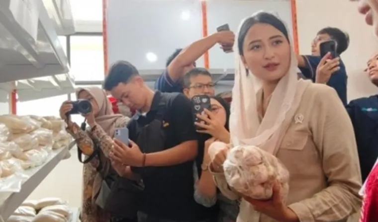 Wakil Menteri Perdagangan RI Dyah Roro Esti Widya Putri meninjau operasi pasar di Kantor Pos Solo, Jawa Tengah. (Foto: ANTARA)