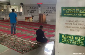 Beberapa orang masyarakat hendak melakukan shalat di Mushalla KBPKL Kota Padang. (Foto: Rezi Anwar/TribunPadang)