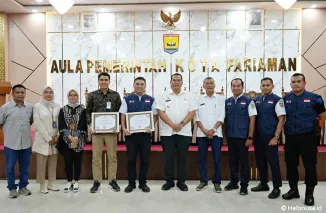 Penyerahan penghargaan oleh Pemko Pariaman kepada PT. KAI Divre II Sumbar. (Foto: dok. KAI Divre II)