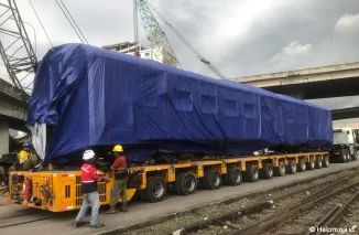 Petugas tengah memproses pengiriman salah satu rangkaian kereta Api dari Jawa ke Sumbar. (Foto: dok. KAI Divre II)