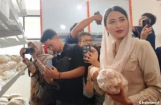 Wakil Menteri Perdagangan RI Dyah Roro Esti Widya Putri meninjau operasi pasar di Kantor Pos Solo, Jawa Tengah. (Foto: ANTARA)