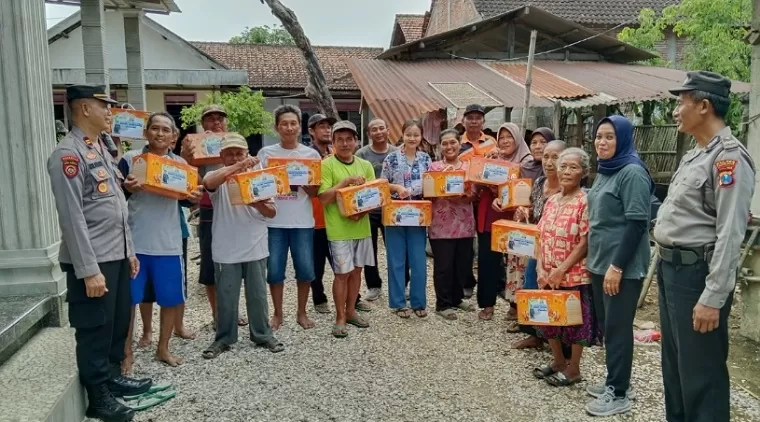 Kapolsek Campurdarat Iptu Anshori bersama anggota usai menyerahkan bantuan dari Polres Tulungagung