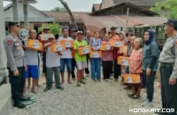 Kapolsek Campurdarat Iptu Anshori bersama anggota usai menyerahkan bantuan dari Polres Tulungagung