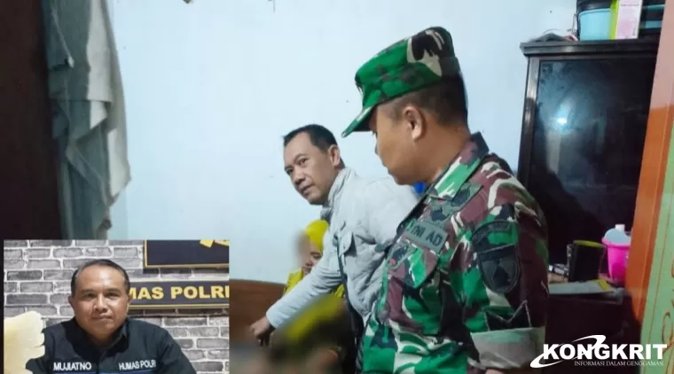 Petugas kepolisian bersama Babinsa saat di rumah korban  (insert: Kasi Humas Polres Tulungagung IPTU Mujiatno).