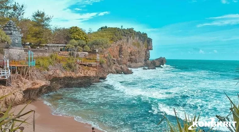 Wisata Pantai Ngobaran, Pantai Indah yang Mendapat Julukan Uluwatunya Jogja (Foto: Dok.Istimewa)