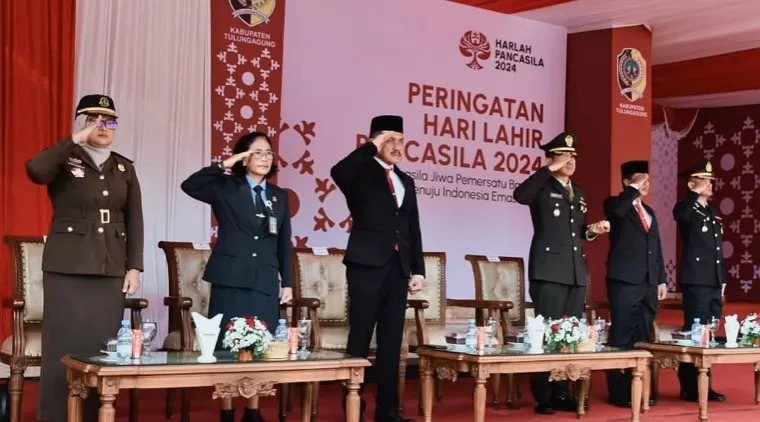 Ketua DPRD Tulungagung Marsono ( no 3 dari kiri) saat menghadiri upacara hari lahir Pancasila 2024 bersama Forkopimda Tulungagung.