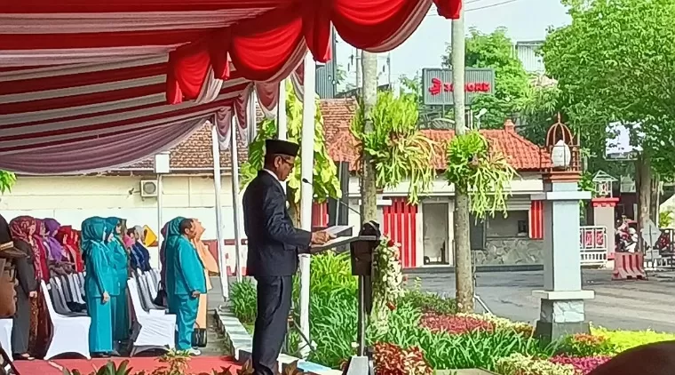 Pj Bupati Tulungagung saat membacakan sambutan dari kepala BPIP di hadapan peserta upacara peringatan hari lahir Pancasila di halaman Pemkab