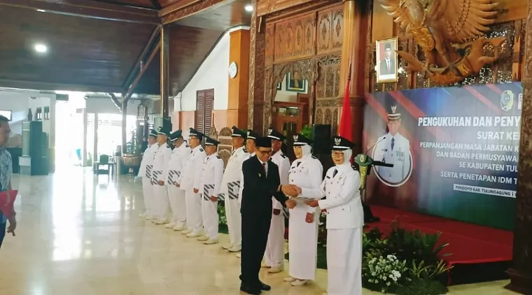 Perwakilan Kades saat  menerima SK perpanjangan masa jabatan dari Pj Bupati Tulungagung
