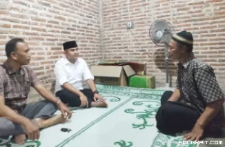 Kasat Intelkam Polres Tulungagung saat berkunjung di rumah keluarga DAH