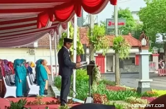 Pj Bupati Tulungagung saat membacakan sambutan dari kepala BPIP di hadapan peserta upacara peringatan hari lahir Pancasila di halaman Pemkab