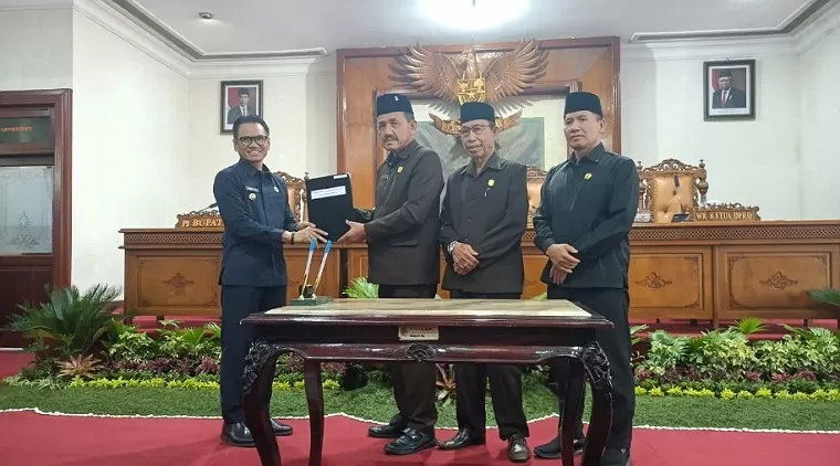 Pj Bupati Heru Suseno bersama Ketua DPRD Tulungagung Marsono dan wakil ketua DPRD saat penyerahan nota kesepakatan bersama rancangan KUA-PPAS TA 2025