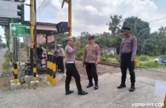 Personel Satlantas Polres Tulungagung bersama Polsek Rejotangan berikan Himbauan kepada relawan penjaga perlintasan kereta api tanpa palang pintu