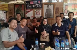 Ketua Projo Tulungagung, Siti Munawaroh (tengah) dan Ketua DPC Gerindra Tulungagung Ahmad Baharudin saat ngobar bersama sejumlah awak media.