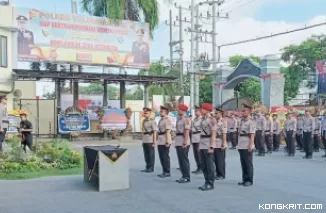 Kapolres Tulungagung saat Memimpin Upacara Sertijab di Halaman Mapolres Setempat