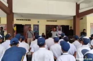 Puluhan siswa SMP yang akan tawuran diberi pembinaan di Mapolsek Kalangbret