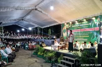 Ahmad Baharudin saat memberikan sambutan di acara peringatan maulid nabi di musholla Darussalam Desa Sobontoro (Foto: Dok.Istimewa)