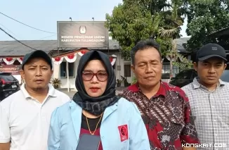 Siti Munawaroh Ketua DPC Projo Tulungagung saat diwawancarai wartawan di halaman KPU Tulungagung