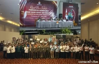 Ketua KPU Tulungagung dengan para komisionernya foto bersama dengan empat Paslon, Forkopimda serta para pengiring dari masing-masing Paslon