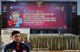 Komisioner KPU Tulungagung Jantur Noga Iswantoro saat diwawancarai awak media