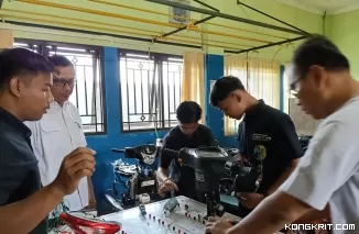 Dipandu instruktur para peserta pelatihan kerja mengikuti PBK di ruang UPTD BLK Disnakertrans Kabupaten Tulungagung