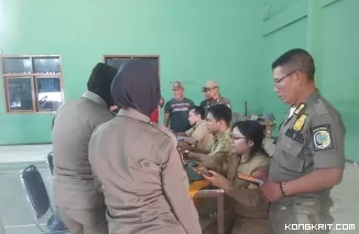 Personel Satpol PP Tulungagung saat mengikuti aktivasi IKD di aula kantor setempat