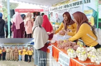 Dinas Ketahanan Pangan Tulungagung gelar Road Show GPM di Desa Simo (Insert: Kabid Distribusi dan Cadangan Pangan Hari Pujianto (tengah) foto bersama dengan perangkat Desa serta staf DKP Tulungagung)