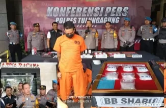 Tersangka FH saat dihadirkan dalam konferensi pers di halaman Mapolres Tulungagung (Insert : Kapolres didampingi Kasat Narkoba, Kasi Humas saat diwawancarai awak media, dan BB Sabu yang diamankan)