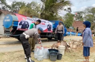 Polsek Tanggunggunung salurkan bantuan air bersih kepada warga