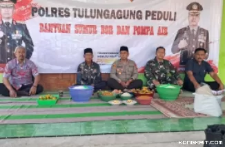 Kapolsek Pucanglaban saat menghadiri acara doa bersama sebagai tanda dimulainya pengeboran sumur bor bantuan Kapolres Tulungagung