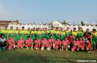 Ahmad Baharudin (tengah atas) saat berfoto bersama dengan para pemain Kesebelasan PS Prabu bersama Jago Kapuk Desa Bandung