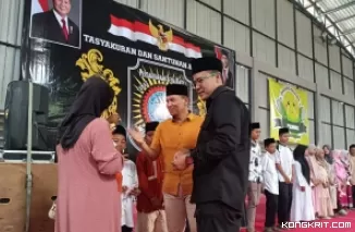 Cawabup Ahmad Baharudin (baju kuning) bersama pengurus PSHW saat penyerahan santunan anak yatim