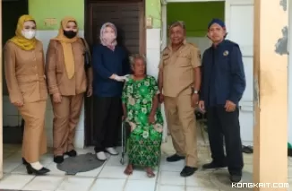 Mbah Tumiratin saat didampingi Kades Gedangsewu dan petugas Dinsos Tulungagung