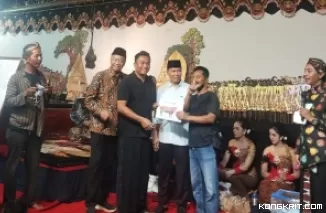 Paslon GaBah H. Gatut Sunu - H. Baharudin bersama H. Soim saat penyerahan hadiah utama satu ekor sapi secara simbolis kepada seorang warga penerima