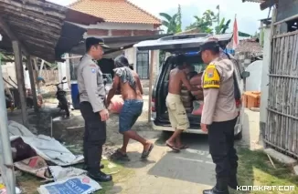 Polsek Kedungwaru berikan bantuan material bangunan untuk Musholla Al Mubarokah (Foto: Dok.Istimewa)