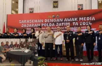 Kabid Humas Polda Jatim bersama Wakil Ketua PWI Jatim, Komisioner KPU Jatim dan Kasi Humas Polres jajaran rayon 5 (Insert : Perwakilan awak media dari Polres Tulungagung)