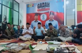 Gatut Sunu Wibowo (baju putih) dan Ahmad Baharudin (kaos biru) saat menggelar tasyakuran di kantor sekretariat pusat Pemenangan GaBah