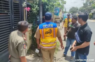 Petugas Satpol PP Tulungagung bersama Tim Teknis lakukan identifikasi pemasangan kabel FO