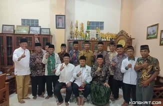 Ketua DPD LDII Tulungagung, H Sukanto (duduk tengah) bersama H. Gatut Sunu Wibowo dan H. Ahmad Baharudin saat foto bersama dengan Ketua Tim Pemenangan dan pengurus DPD LDII Tulungagung